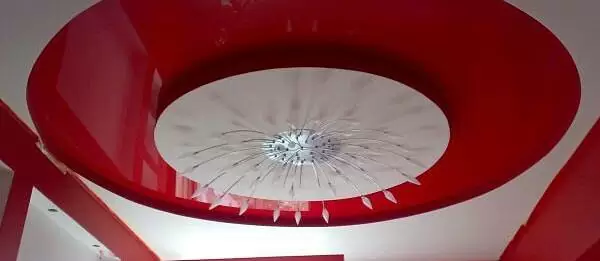 Многоуровневый натяжной потолок красно-белого цвета